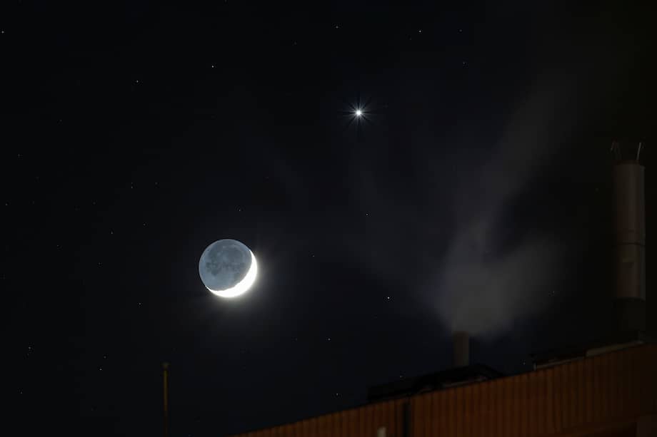 La Luna y el planeta Venus. EFE/EPA/Peter Komka HUNGARY OUT