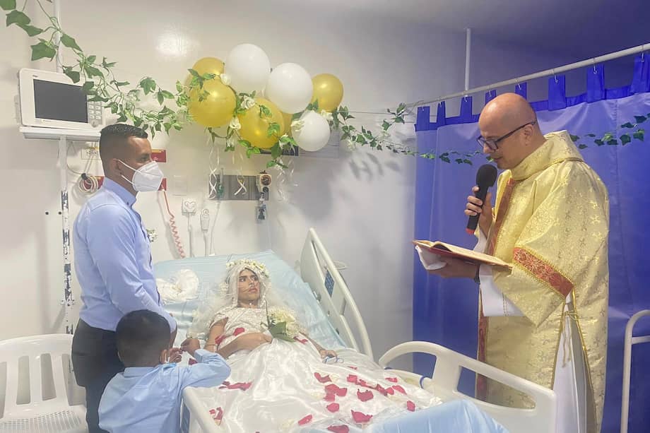La ceremonia fue una boda católica donde trabajadores del hospital ayudaron a organizar y decorar la unidad de oncología.
