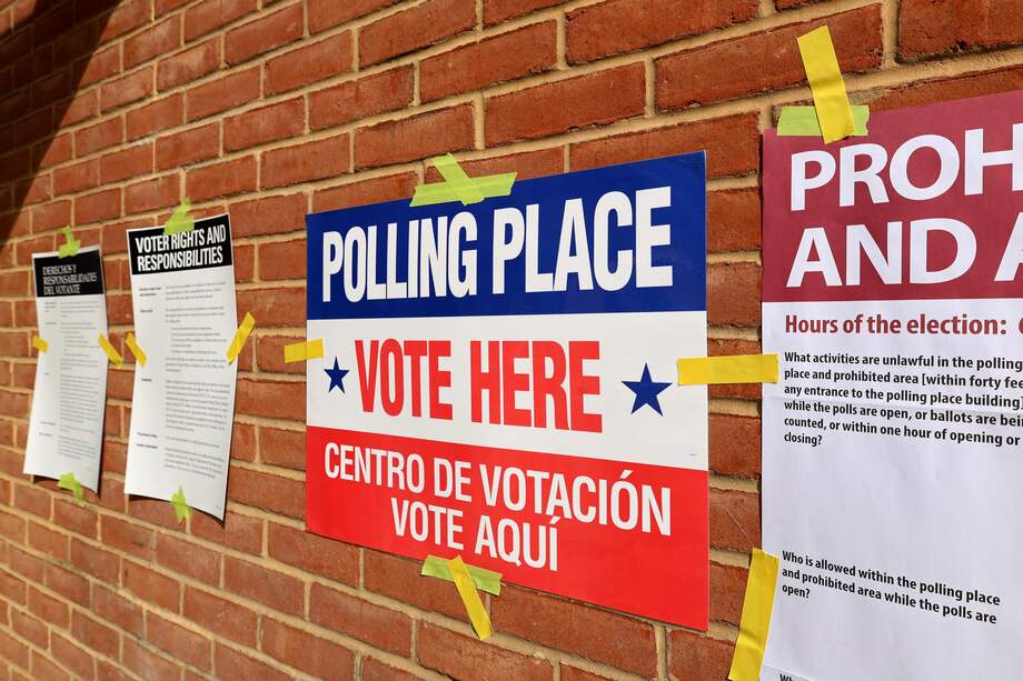 Fotografía que muestra carteles indicativos en la entrada de un centro de votación en Arlington, Estados Unidos.