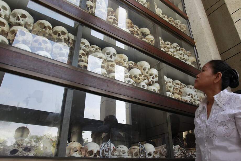 Una mujer observa los cráneos de las víctimas del Jemer Rojo en el Centro del Genocidio Choeung Ek en Phnom Penh (Camboya). / EFE