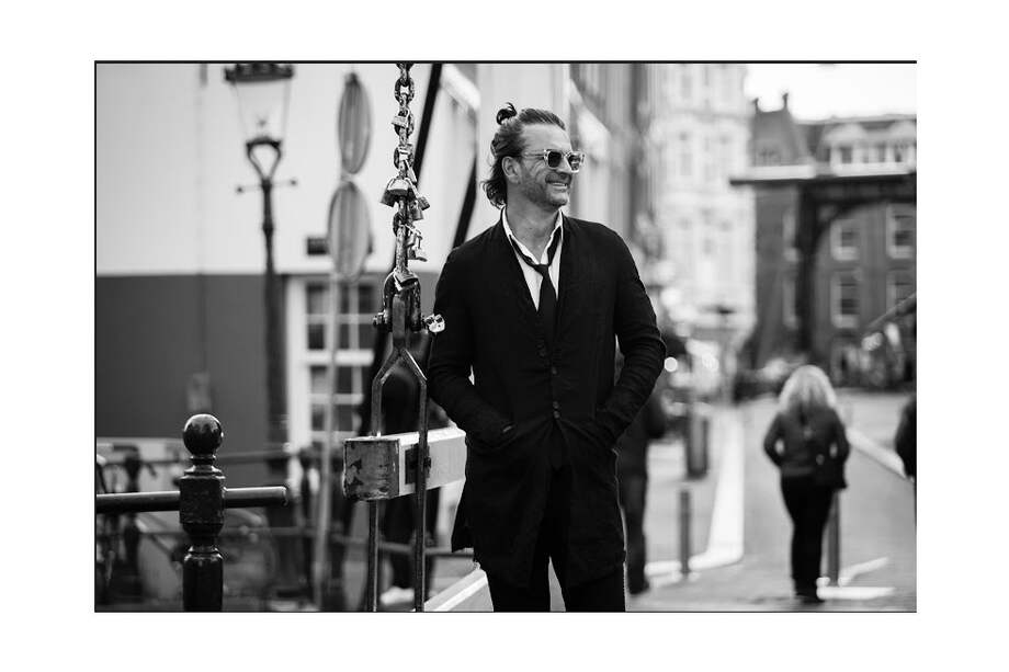 De acuerdo con Ricardo Arjona, la música de "Blanco" fue grabada en los estudios Abbey Road en Londres, los más famosos del mundo.