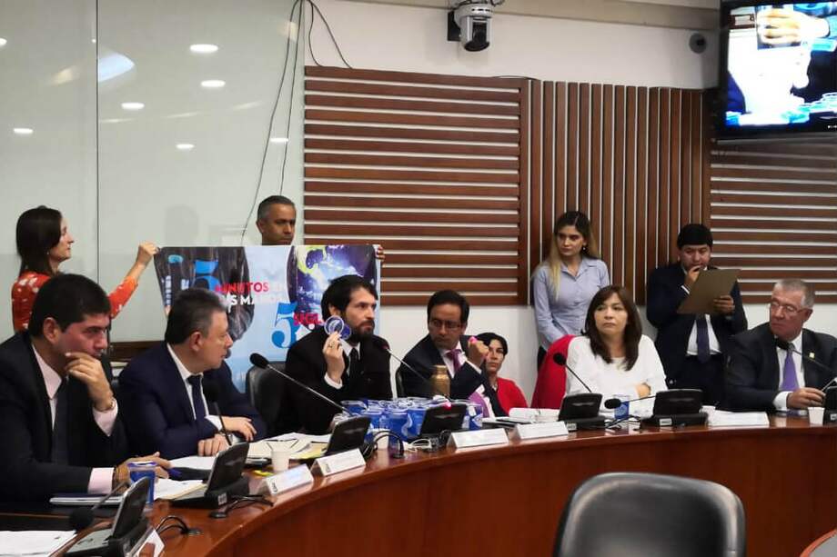 El representante Lozada explicando los alcances de la comercialización del plástico de un solo uso que afecta a los ecosistemas marinos. / Cortesía