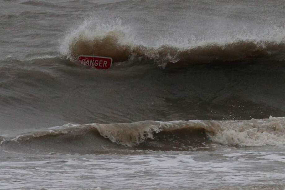 Vista de las olas producidas por el paso del huracán "Isaac". / EFE
