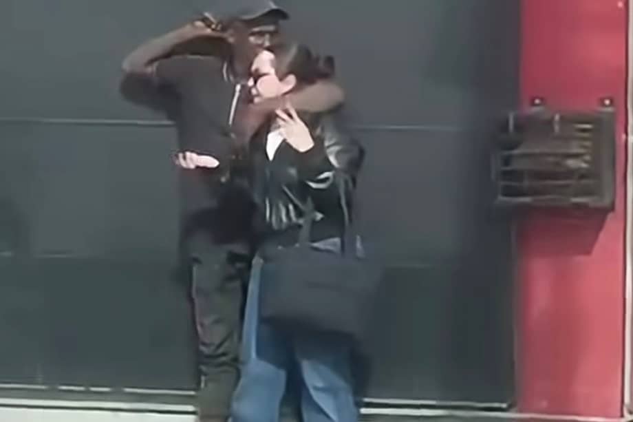 El hombre sujetó a la mujer con un cuchillo cuando se vio rodeado por la Policía, tras un presunto intento de hurto ocurrido en la avenida carrera 68 con calle 17.