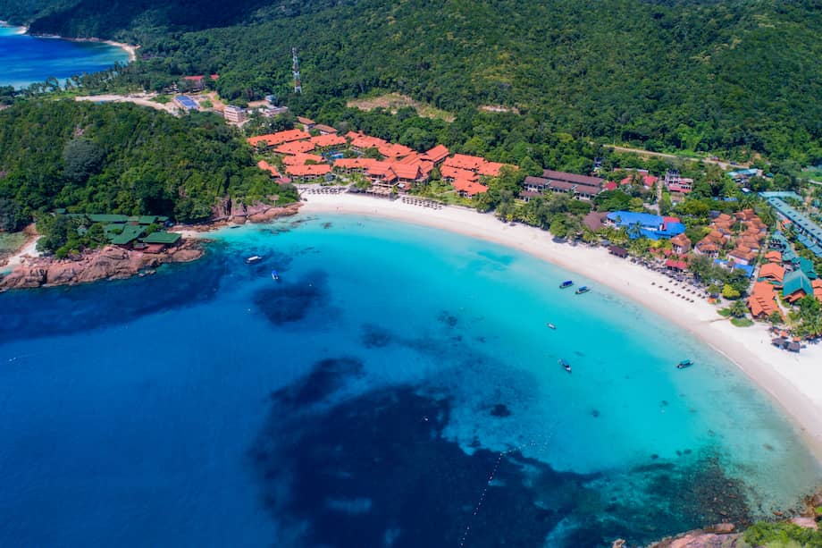 La costa este ofrece pueblos pesqueros, templos tradicionales y paisajes costeros que parecen detenidos en el tiempo.