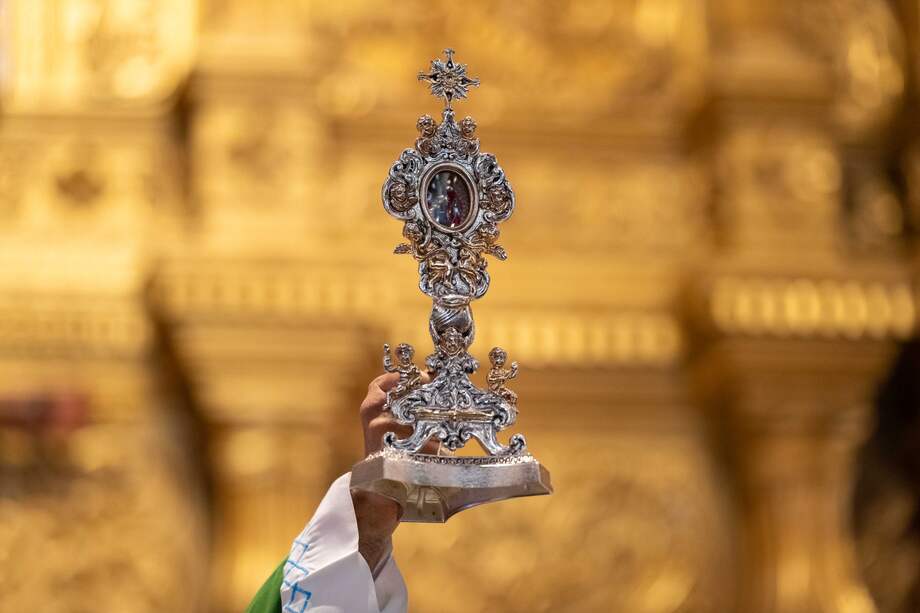Fotografía donde se observa una reliquia del beato José Gregorio Hernández en Venezuela.