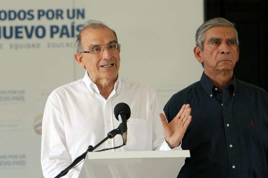 Humberto de la Calle, en su intervención ayer ante la prensa en La Habana. Al lado, el general (r) Jorge E. Mora. /EFE