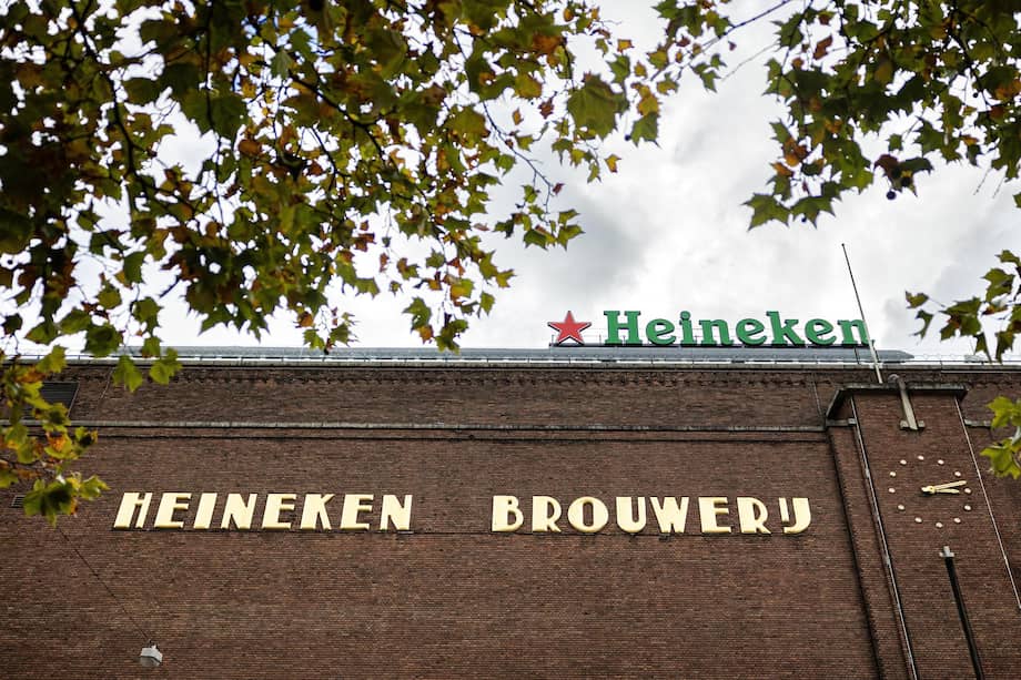 Amsterdam (Netherlands), 14/10/2025.- An exterior view of the former Heineken brewery, now the Heineken Experience in Amsterdam, The Netherlands, 14 October 2025. The brewer is reorganizing its headquarters, which will affect approximately four hundred jobs. (Países Bajos; Holanda) EFE/EPA/RAMON VAN FLYMEN