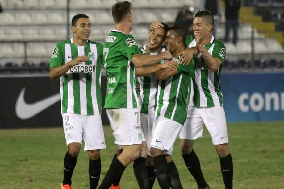 Diego Arias (c) del Atlético Nacional es felicitado por sus compañeros luego de anotar el segundo gol ante Deportivo Municipal. / EFE
