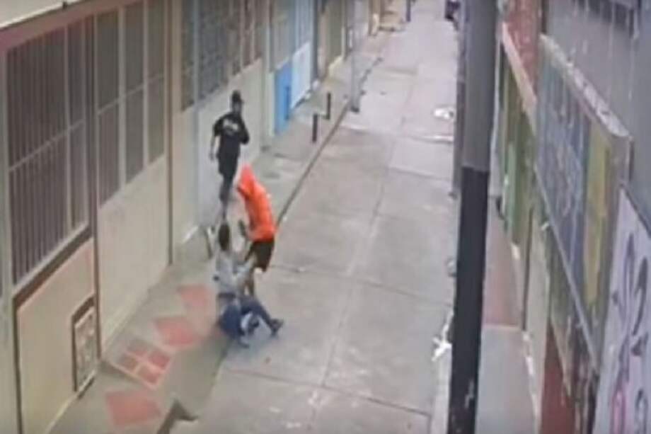 Los dos ladrones abordaron al menor mientras hacía uso de su teléfono, sentado en un andén. Pese a que no opuso resistencia, fue apuñalado por la espalda.