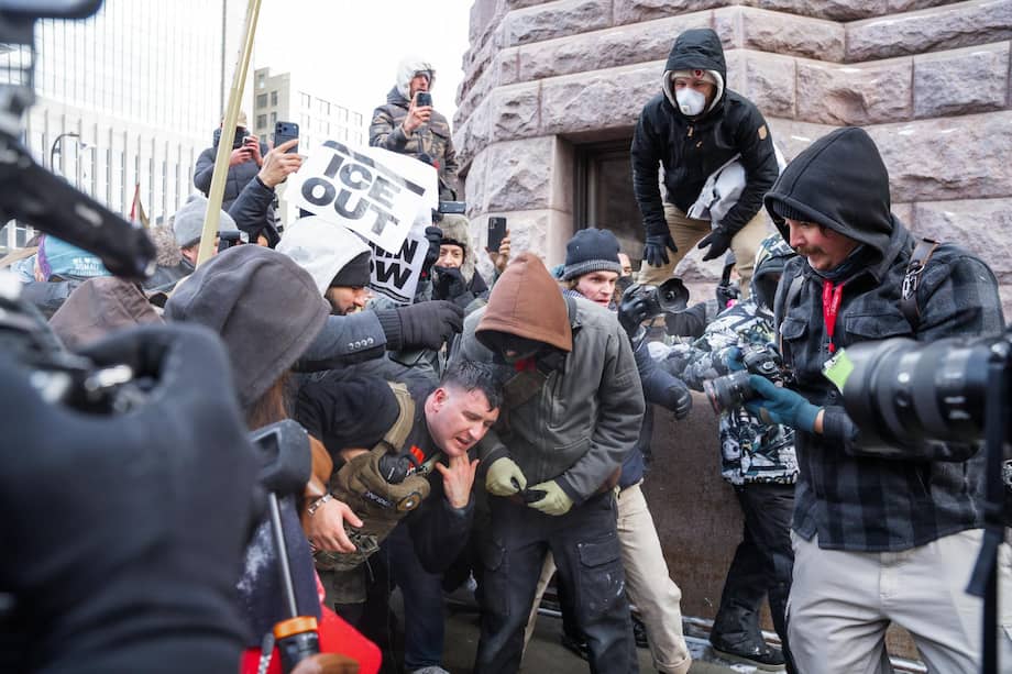 En medio de unos enfrentamientos en Minneapolis, Estados Unidos, se lee una pancarta que dice: “Fuera ICE”.