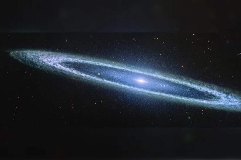 La Galaxia del Sombrero, ubicada a 30 millones de años luz en la constelación de Virgo, acaba de revelar un secreto inesperado. Una nueva imagen capturada por el telescopio espacial James Webb de la NASA y publicada el 30 de noviembre ha desafiado las ideas previas sobre su estructura, mostrando que su forma es mucho más compleja de lo que se creía.