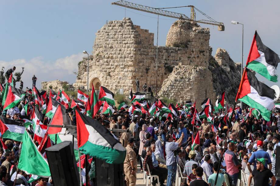 Refugiados palestinos muestran su bandera durante una protesta contra la ocupación israelí en el campo de refugiados palestinos de Al Chkif (Líbano). / EFE