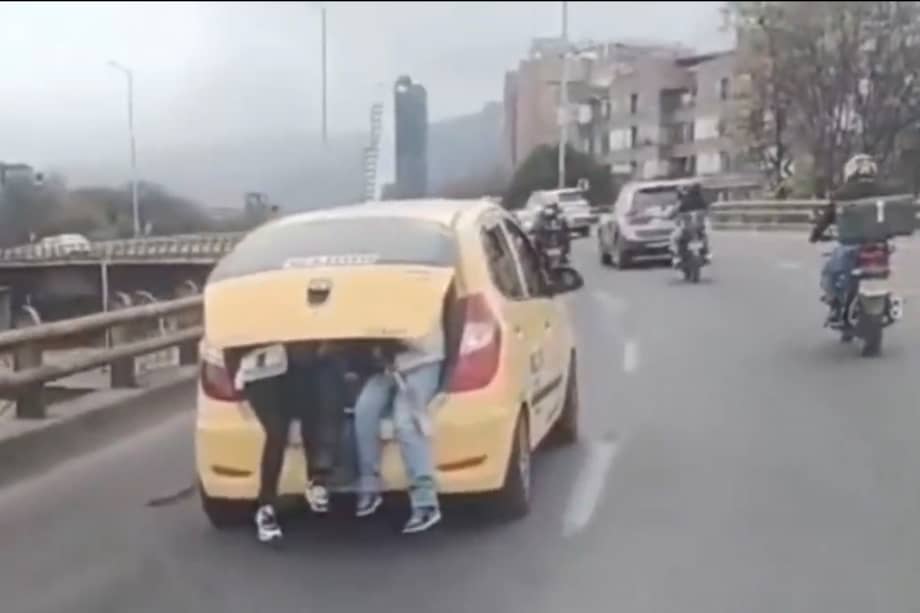 El taxi fue grabado mientras circulaba por la carrera 30 con, al menos, dos personas dentro del baúl y parte de sus cuerpos expuestos hacia la vía.