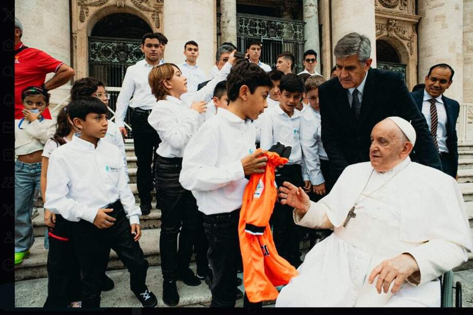 En redes sociales Envigado FC compartió el encuentro entre el papa Francisco y el niño Félix González.