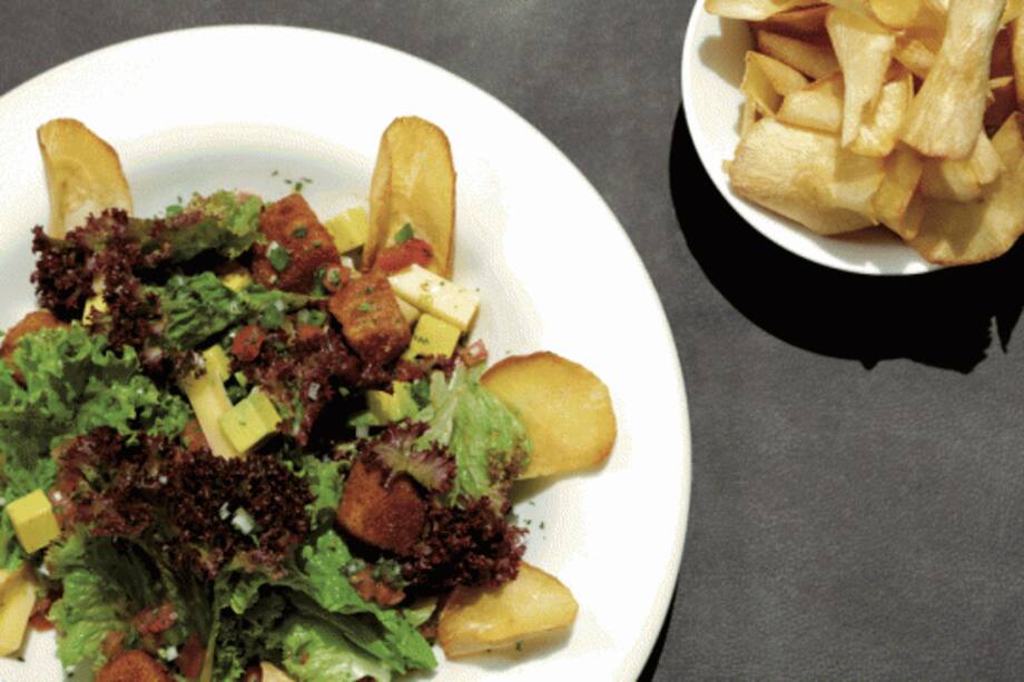 Ensalada de queso gruyere con ahuyama apanada y vinagreta picosa