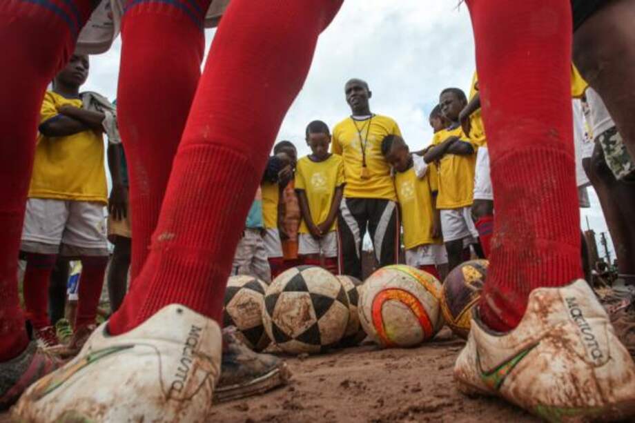 Niños de Quibdó antes de inciar un partido en una cancha de barro. / Joaquín Sarmiento.