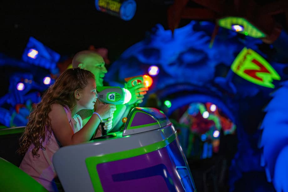 Buzz Lightyear regresó a Magic Kingdom con una atracción renovada: nuevos efectos, objetivos interactivos y la ayuda de Buddy para salvar la galaxia de Zurg.