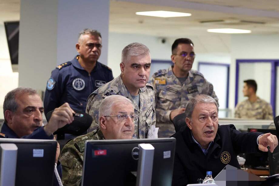 Una foto proporcionada por el Ministerio de Defensa turco muestra al Ministro de Defensa, Hulisi Akar (abajo a la derecha), y al Jefe del Estado Mayor turco, Yasar Guler, (abajo en el centro), observando el progreso del ataque aéreo en contra de Siria e Irak.