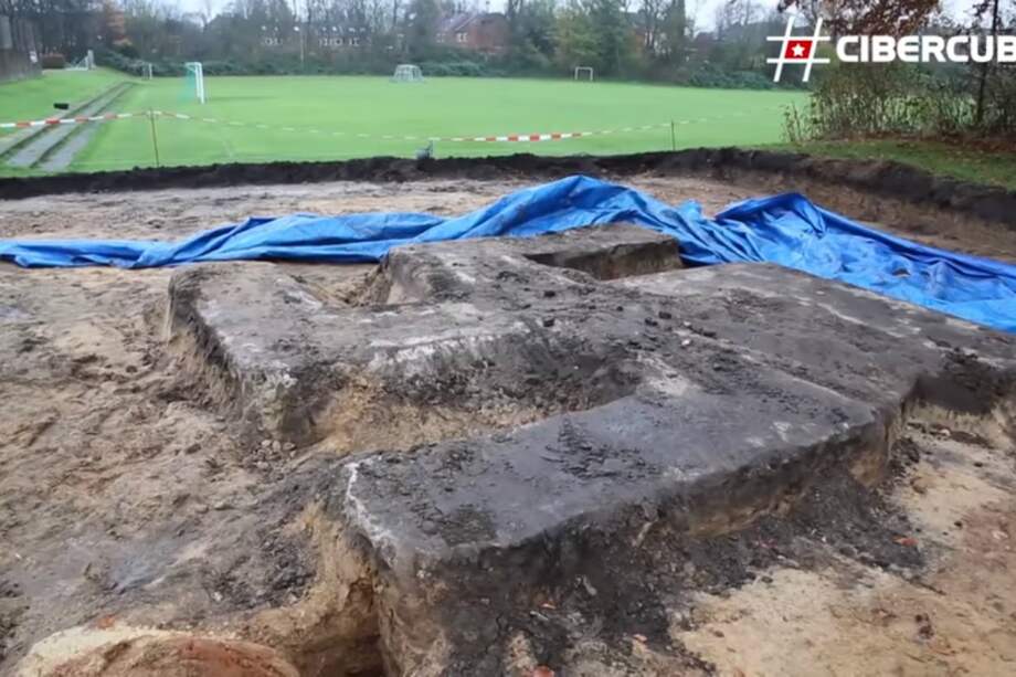 El símbolo nazi fue destruido este viernes. / Pantallazo Youtube @CiberCuba