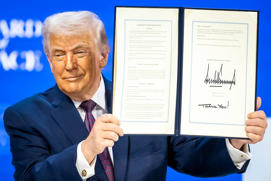 El presidente Donald Trump sostiene una carta fundacional firmada en la reunión de la 'Junta de la Paz' durante la 56ª reunión anual del Foro Económico Mundial (FEM), en Davos.
