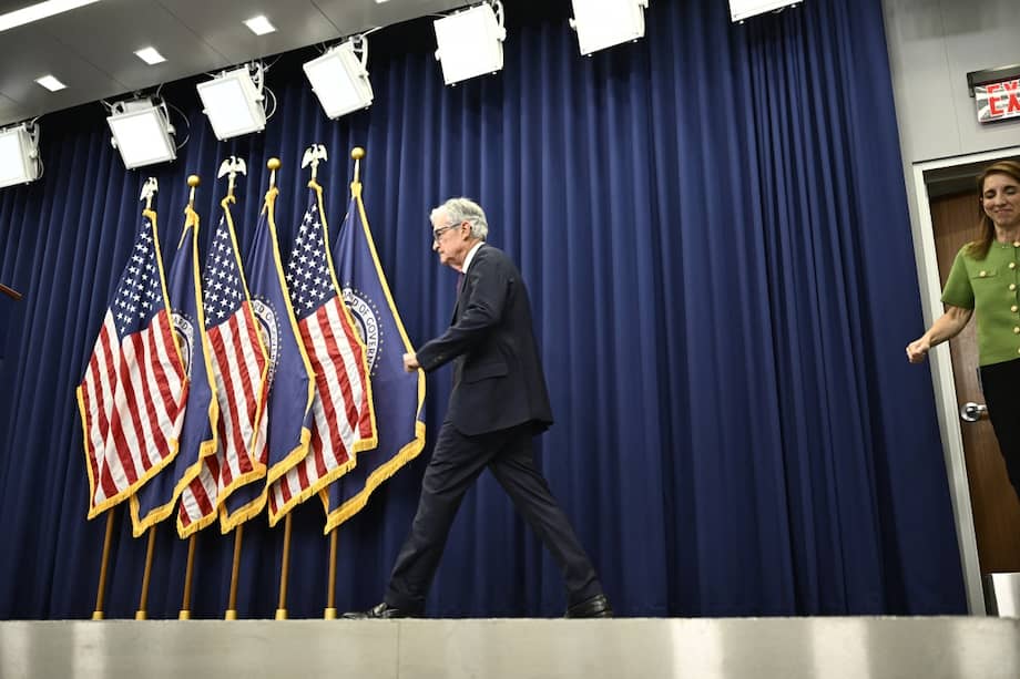 El presidente de la Reserva Federal de Estados Unidos, Jerome Powell, llega a la rueda de prensa tras el anuncio de la decisión de política monetaria de la FED.