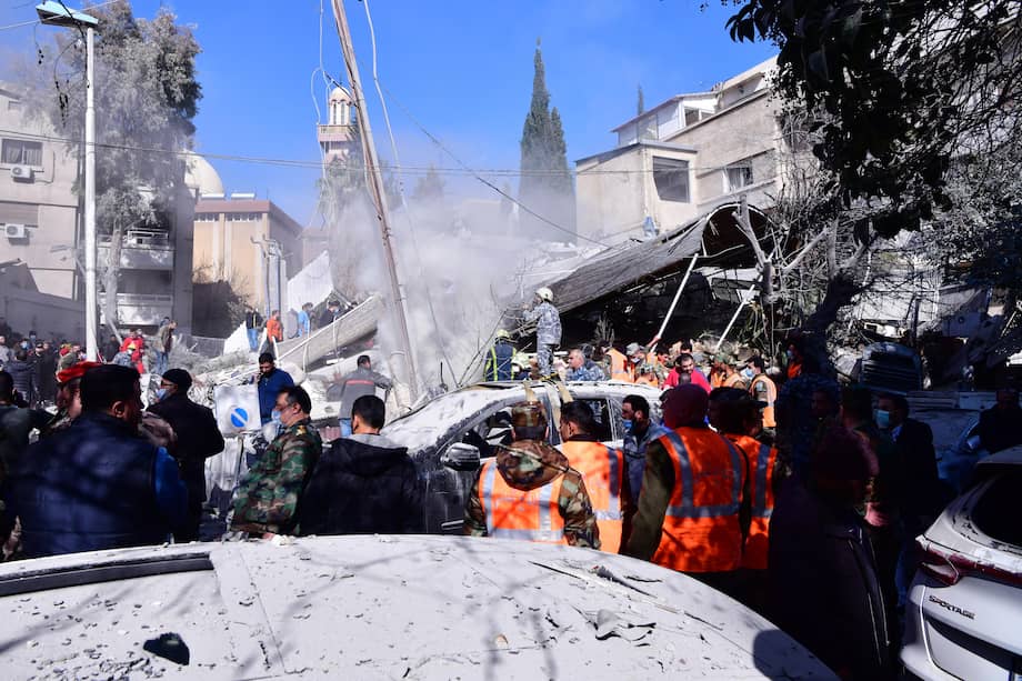 Socorristas y soldados se encuentran en el lugar de un edificio residencial después de un presunto ataque israelí en el barrio de Mezzah, Damasco, en Siria.
