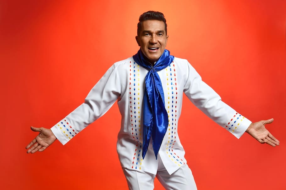 “El Príncipe del Carnaval” presenta su nueva “Chefusión” con la que enciende las fiestas de fin de año y que también promete poner a bailar a todos en el Carnaval de Barranquilla. El artista hace un balance de su 2025 marcado por el trabajo, los reconocimientos y uno de los momentos más difíciles de su vida: el incendio de la casa de Alci Acosta, su padre.