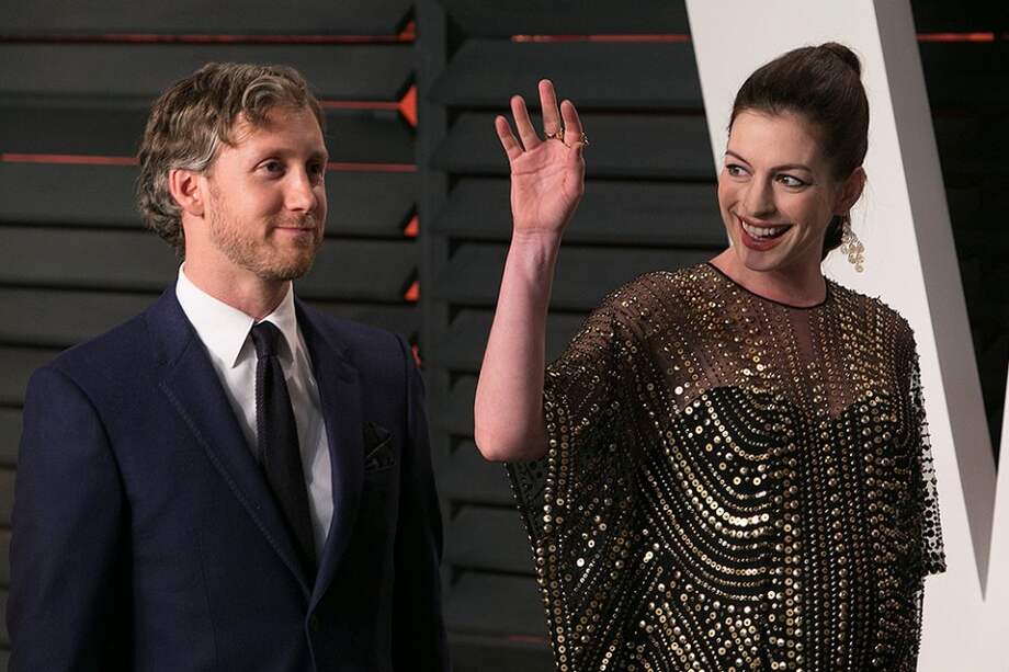 Anne Hathaway y Adam Shulman en la pasada edición de los premios Óscar. / AFP