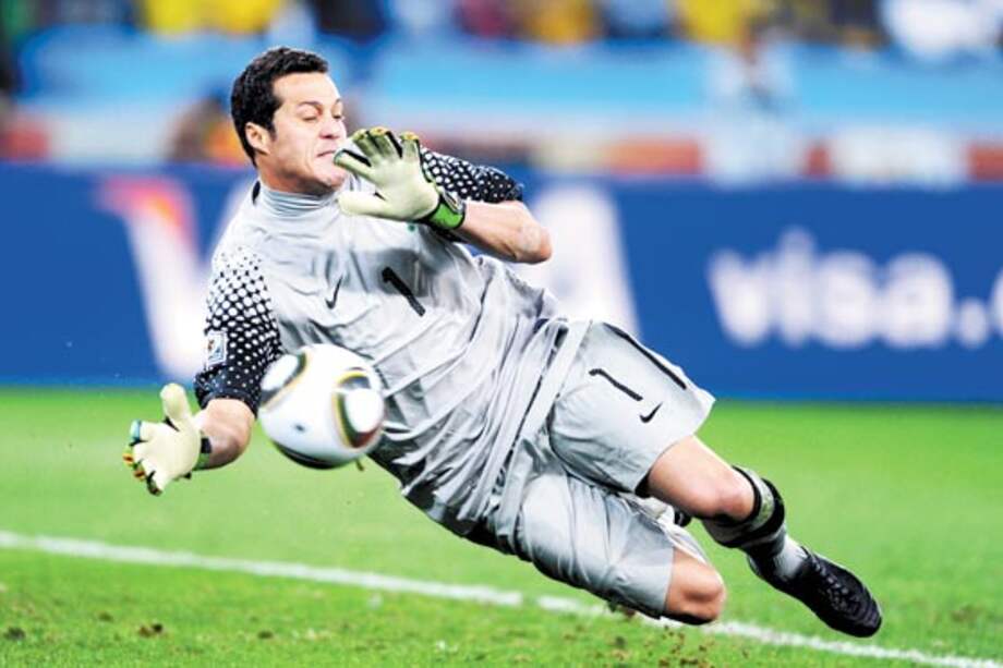 Julio César se fracturó un dedo