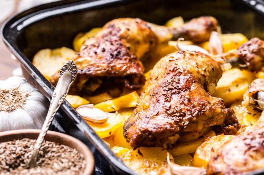 Receta del día: Muslos de pollo horneados con salsa barbecue y de manzana y miel