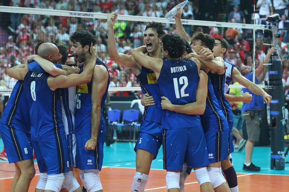 Los jugadores de la selección de Italia celebrar la victoria ante Polonia, en la final del Mundial de Voleibol. EFE/EPA/Lukasz Gagulski