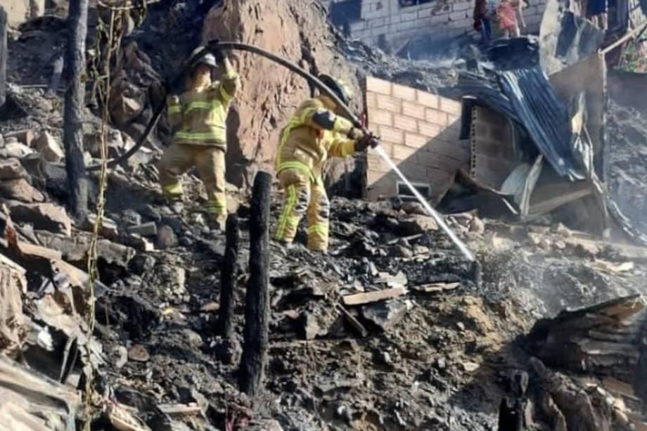Las viviendas incendiadas estaban construidas con madera.