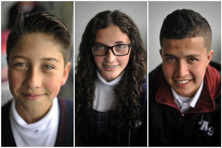 Steven Buritacá (izquierda) tiene 12 años y lleva dos aprendiendo inglés- Julieth Bastulí (centro) cursa noveno grado- Johan Zamudio (derecha) pronto se graduará de grado 11. /Gustavo Torrijos/ El Espectador