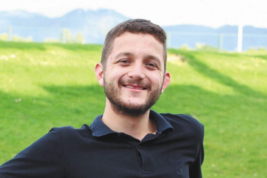 James Alzate nació en El Carmen de Viboral y estudió periodismo en la Universidad Pontificia Bolivariana, en Medellín.