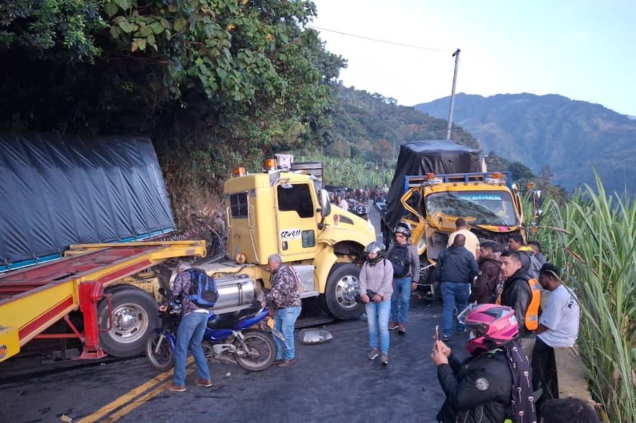 En el choque terminaron involucrados dos tractomulas y dos camiones.