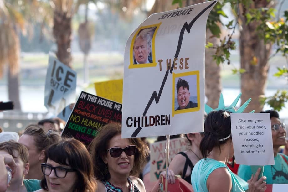 Mujeres protestan por la medida adoptada por Trump. / EFE