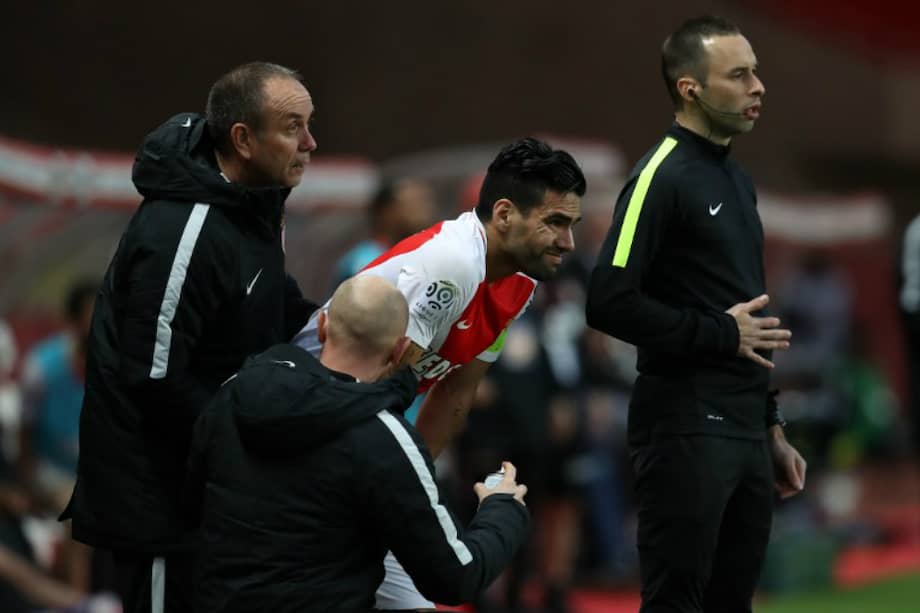 El colombiano Radamel Falcao García expresa muestras de dolor tras retirarse del campo de juego del Mónaco. / AFP