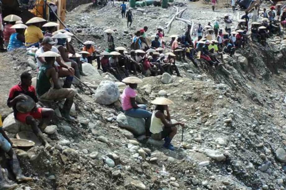 la Fiscalía investiga sobre la presunta relación que tendría empresas que comercian oro con grupos al margen de la ley. / Archivo El Espectador.