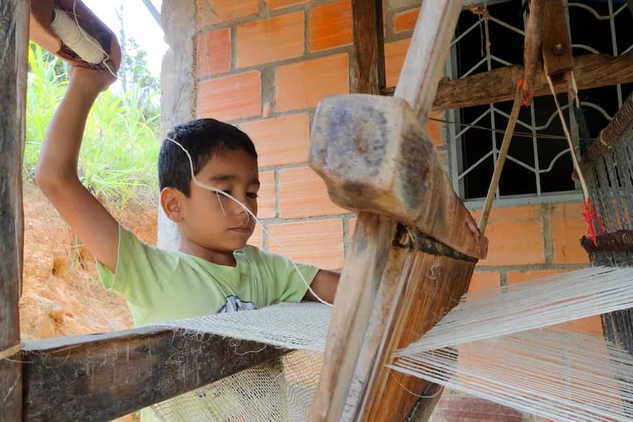 La tradición de hacer costales tejidos de fique en Santander está perdiendo terreno como una forma de sustento viable para los campesinos de la región. / Fotos: Caity Peterson (CCAFS/CIAT)