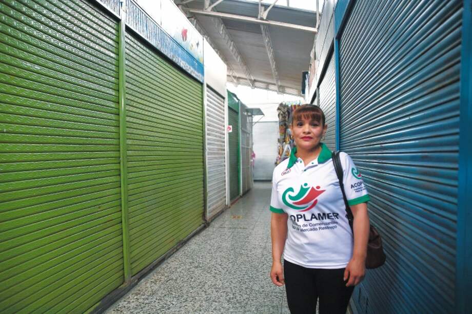 Luz Chicuasuque es comerciante del Restrepo, una de las tantas plazas que los vendedores han desocupado por las modificaciones del Distrito.