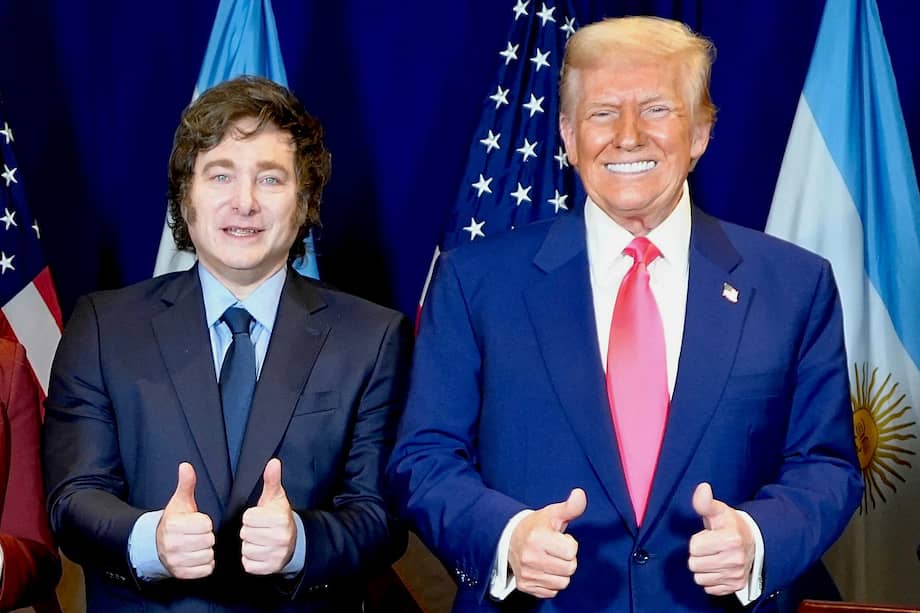 Foto distribuida por la Presidencia de Argentina muestra a Javier Milei y Donald Trump posando en la conferencia CPAC.