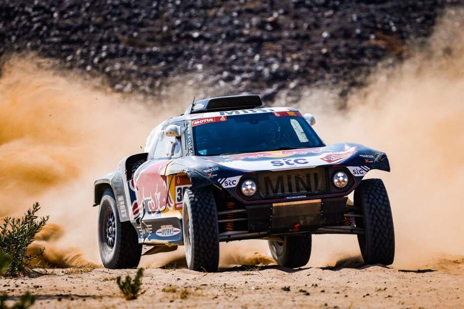 El piloto español es el defensor del título de la carrera más agreste del mundo.
