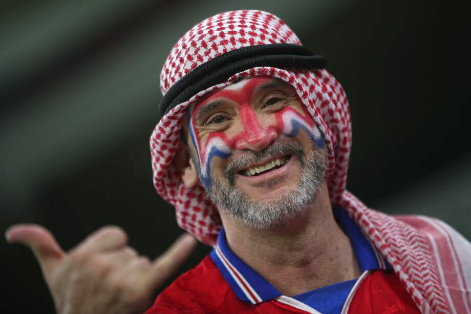 Hincha costarricense usando turbante tradicional catarí.