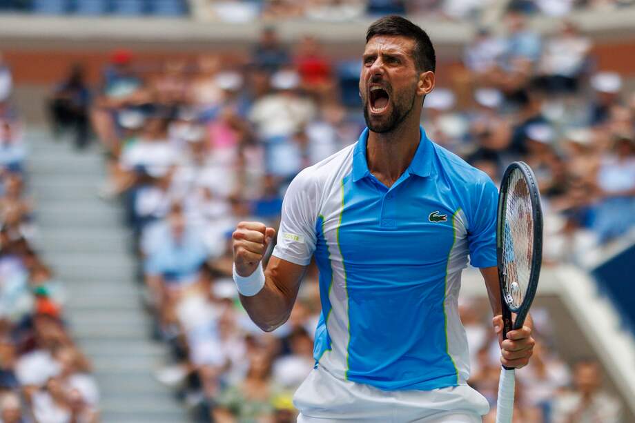 Novak Djokovic de Serbia reacciona en un juego contra Taylor Fritz de los Estados Unidos durante su partido de cuartos de final en el US Open Tennis Championships en el USTA National Tennis Center en Flushing Meadows, Nueva York (EE.UU.).