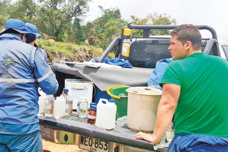 Personal de la CAR toma muestras en fuentes hídricas de La Calera. / Cortesía CAR