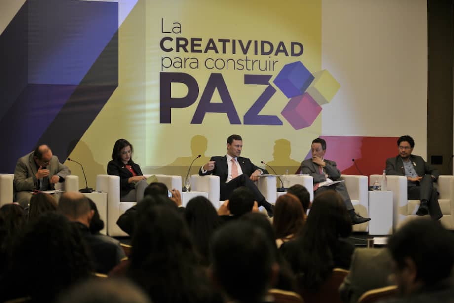 Luis Fernando Rico, gerente general de Isagén; María Alejandra Villamizar; Arnaud Peral, director del PNUD, Manuel Oviedo, oficial de enlace de ACNUR en Colombia, e Iván Cepeda, senador del Polo. / Óscar Pérez