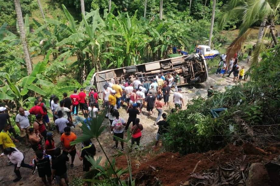 Un bus con un equipo de fútbol se volcó en Tarazá, Antioquia.