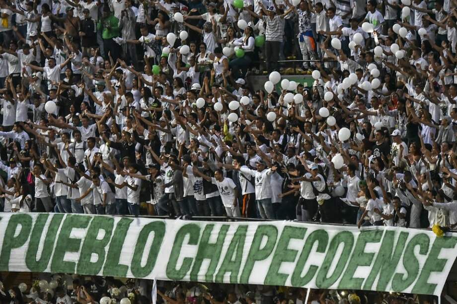 Este miércoles, en el estadio Atanasio Girardot, de Medellín, se realizó un sentido homenaje a las víctimas de la tragedia aérea. / AFP