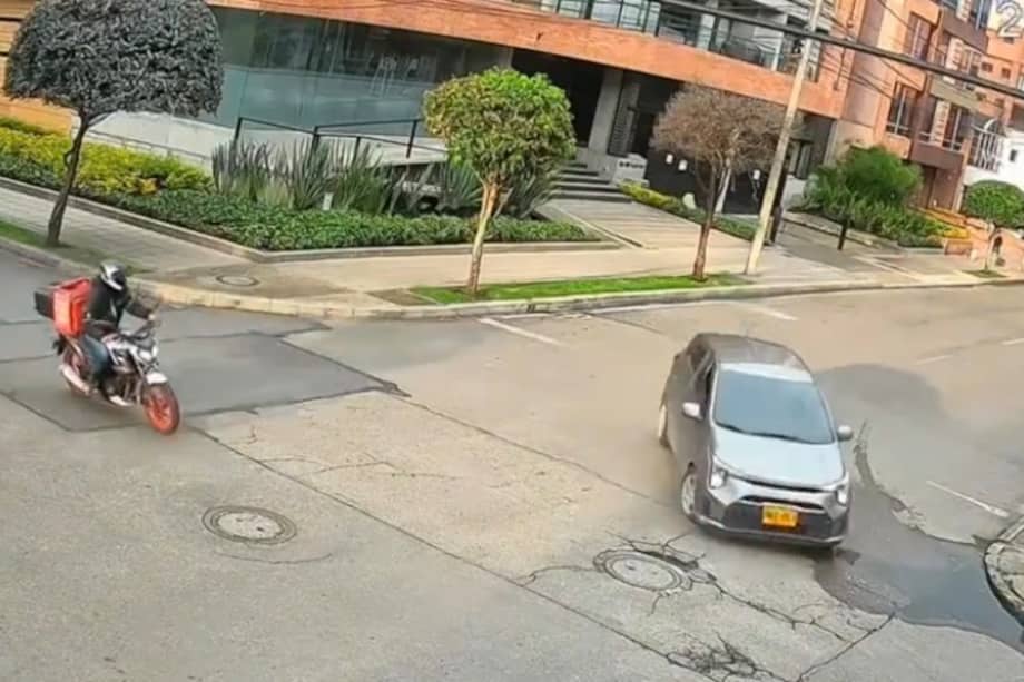 Lo que comenzó como un reclamo por una señal de “PARE” terminó en un ataque: el vehículo del conductor fue vandalizado por un grupo de domiciliarios en el norte de Bogotá.